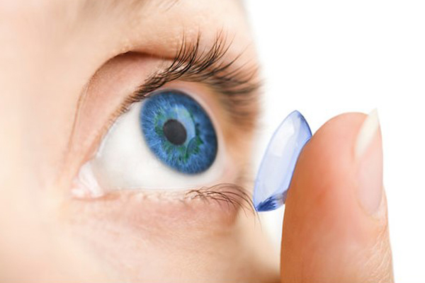 انواع لنز چشم- چشمی آبی رنگ تیره با لنز شفاف